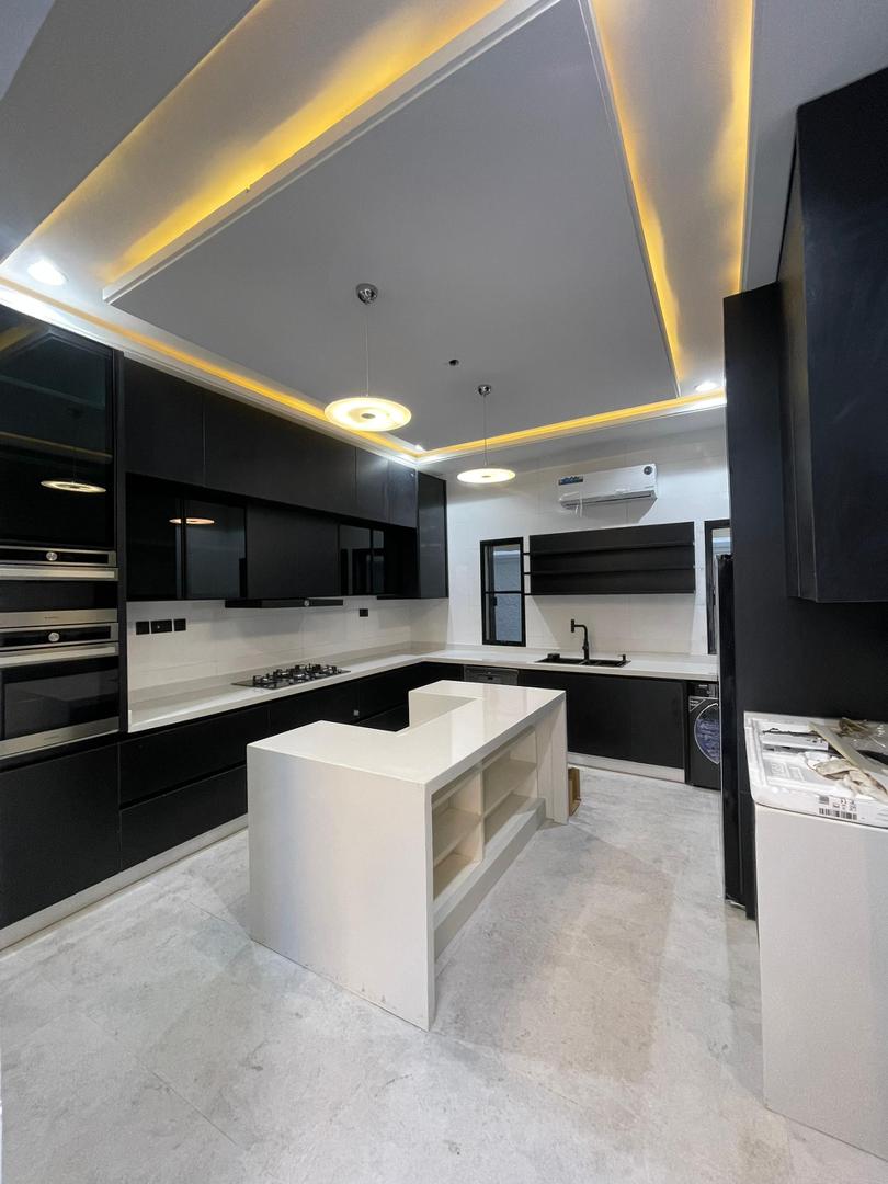 LUXURY 5-BEDROOM FULLY DETACHED DUPLEX