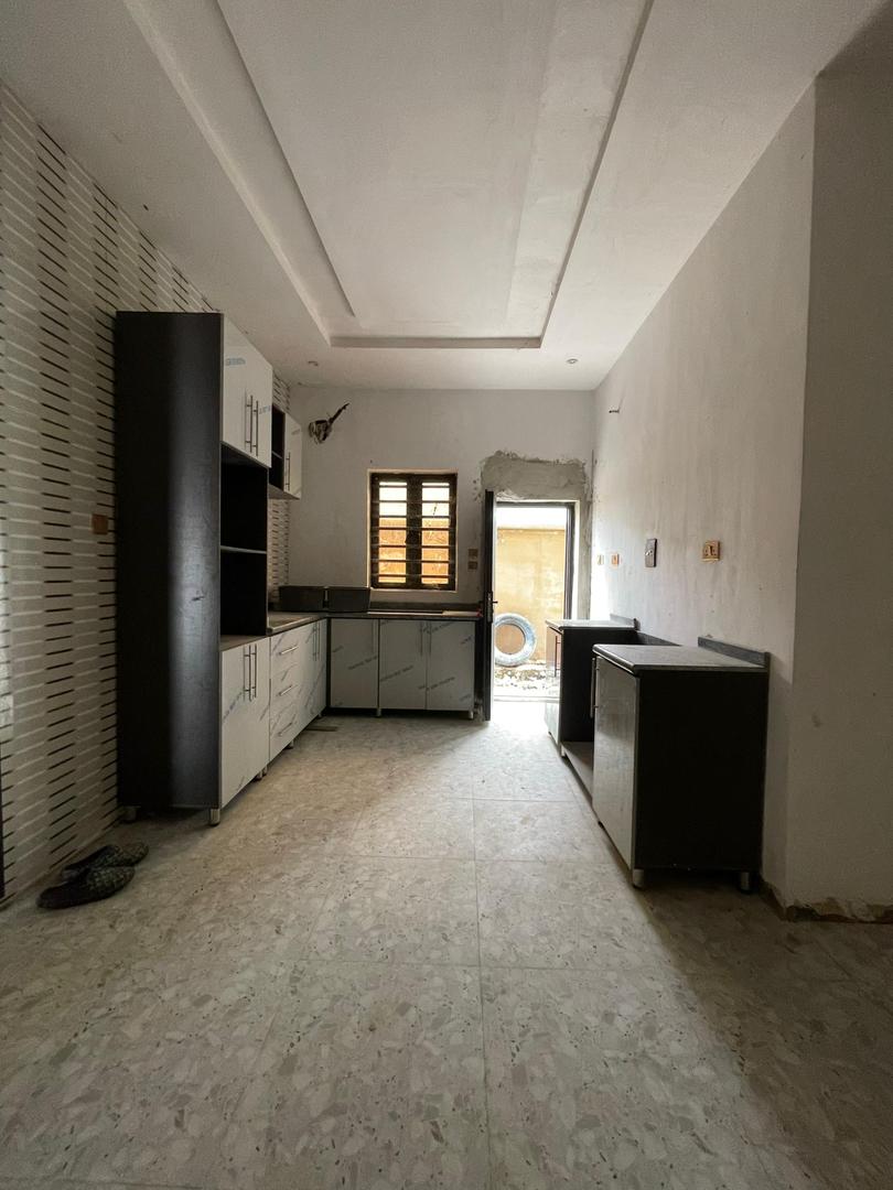 EXQUISITE 4 BEDROOM TERRACED DUPLEX