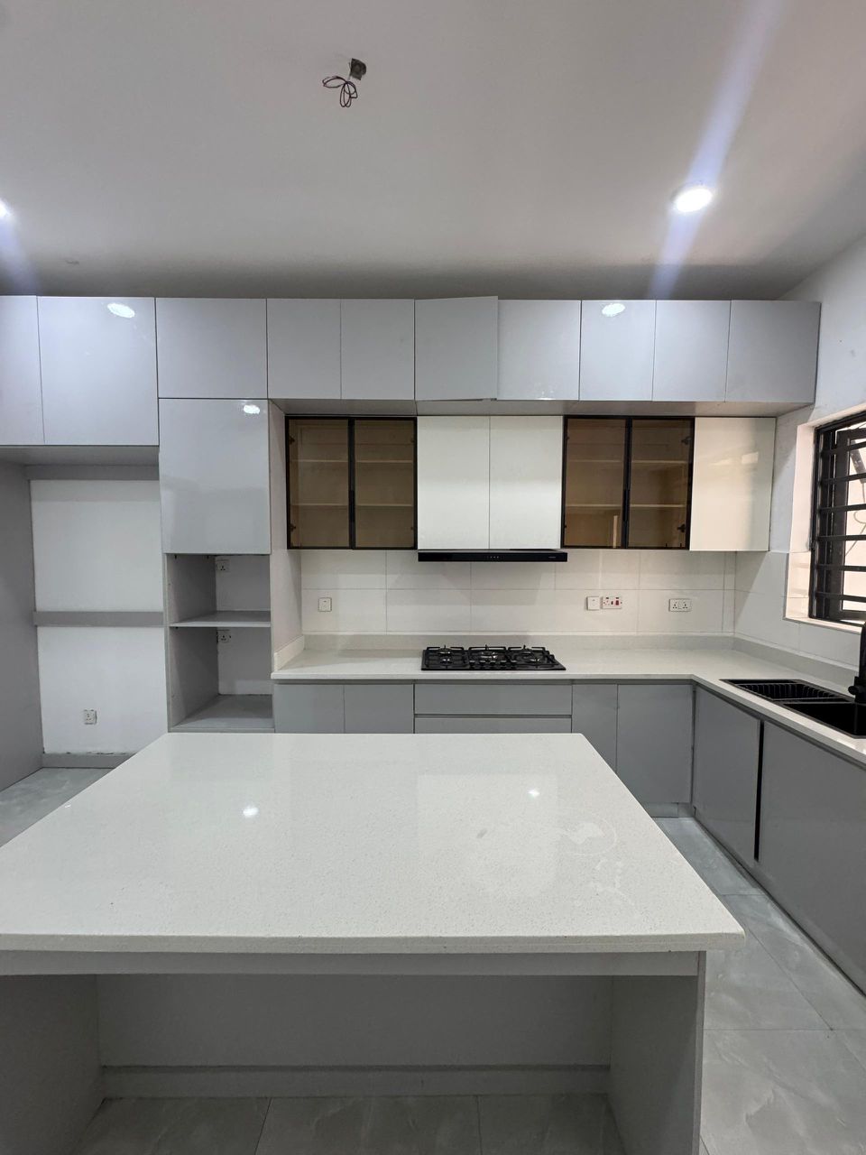3 BEDROOM APARTMENT UP FOR GRABS