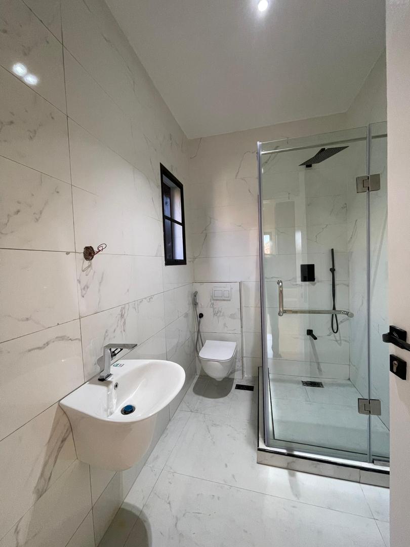 LUXURY 5-BEDROOM FULLY DETACHED DUPLEX