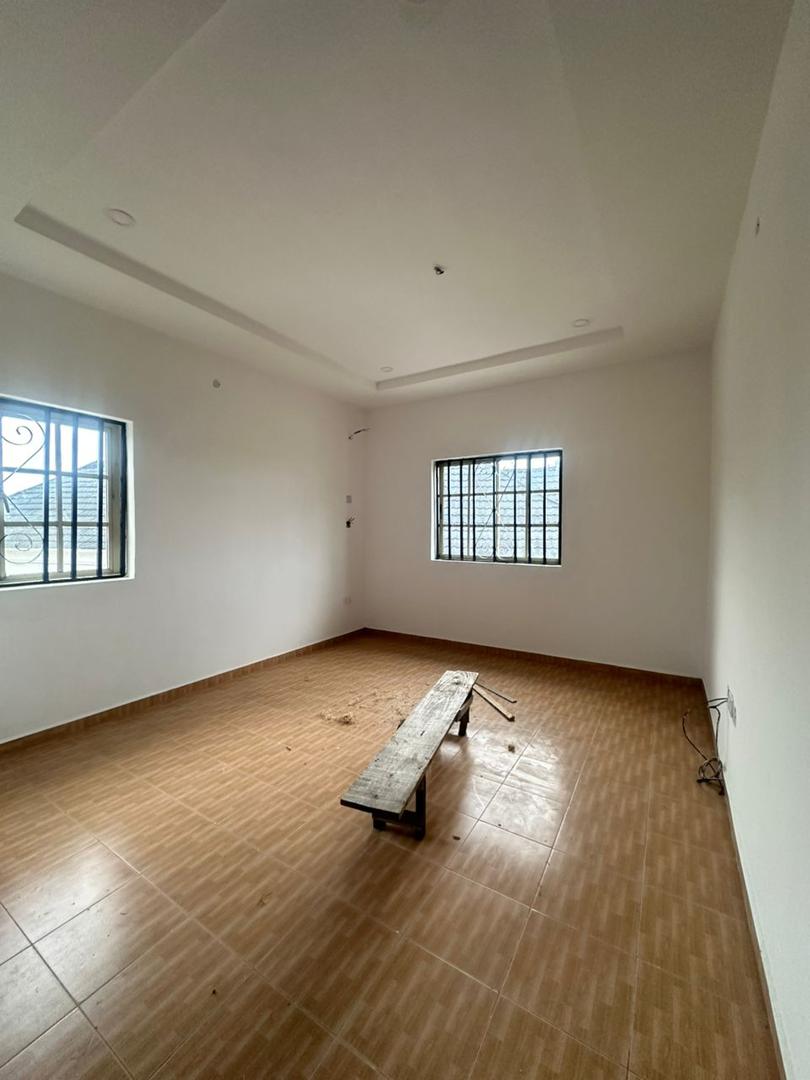 DISTRESS DEAL: SPACIOUS 3-BEDROOM APARTMENT
