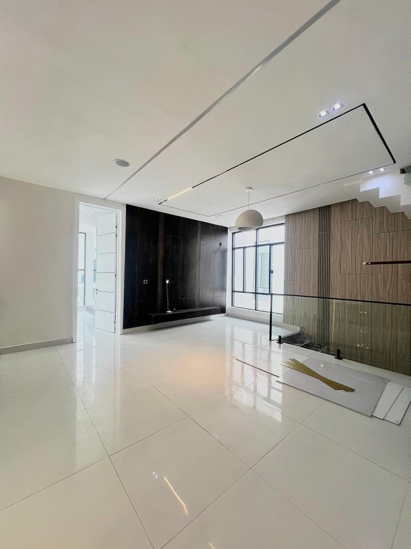 LUXURY 6-BEDROOM HOUSE