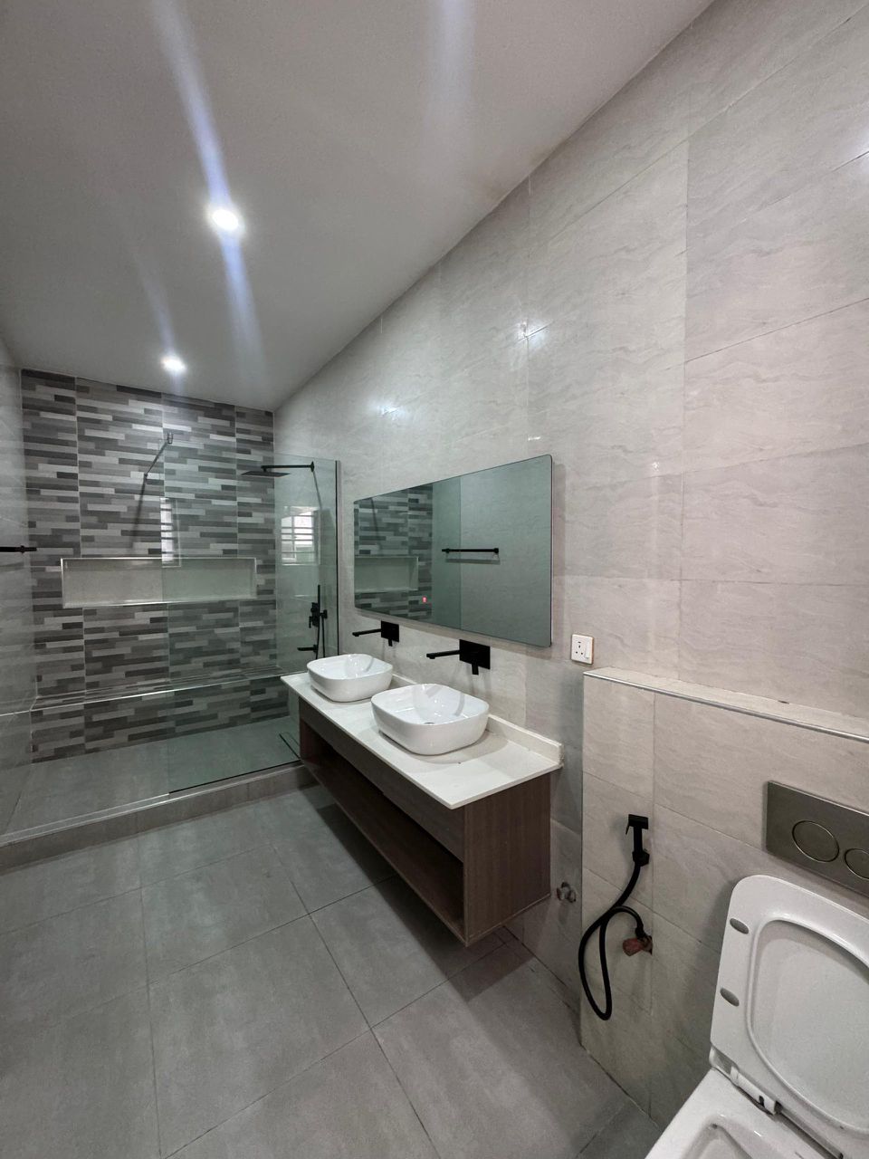 3 BEDROOM APARTMENT UP FOR GRABS