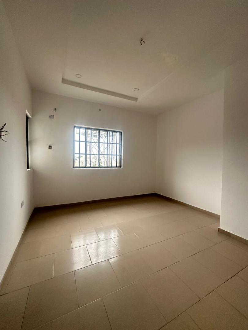 DISTRESS DEAL: SPACIOUS 3-BEDROOM APARTMENT