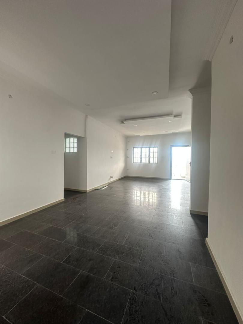 DISTRESS DEAL: SPACIOUS 3-BEDROOM APARTMENT