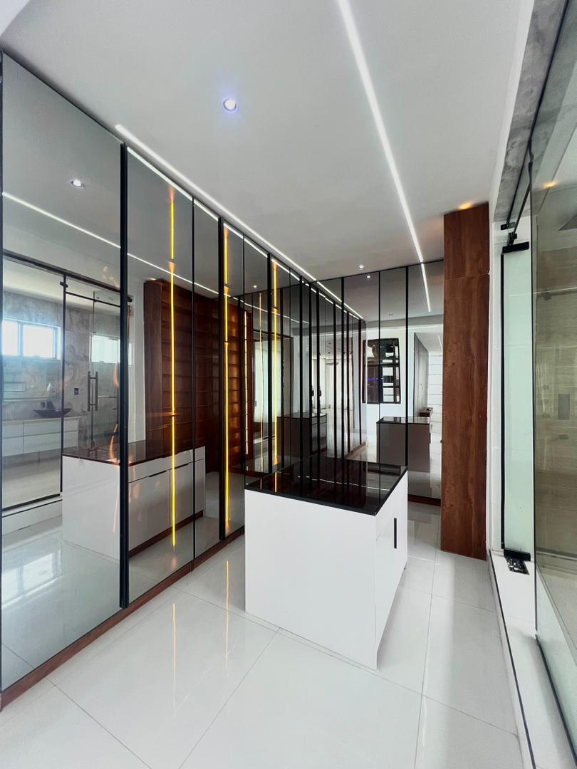 LUXURY 6-BEDROOM HOUSE