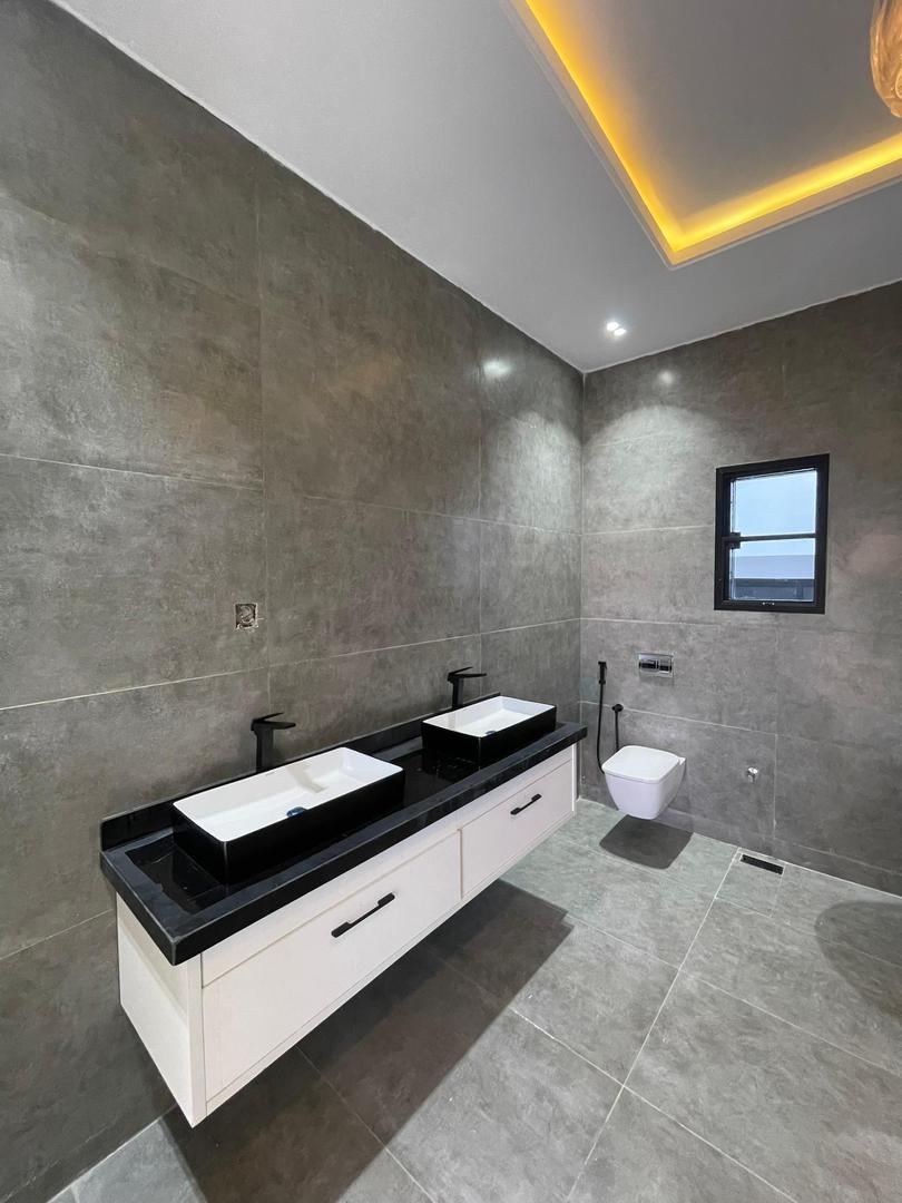 LUXURY 5-BEDROOM FULLY DETACHED DUPLEX