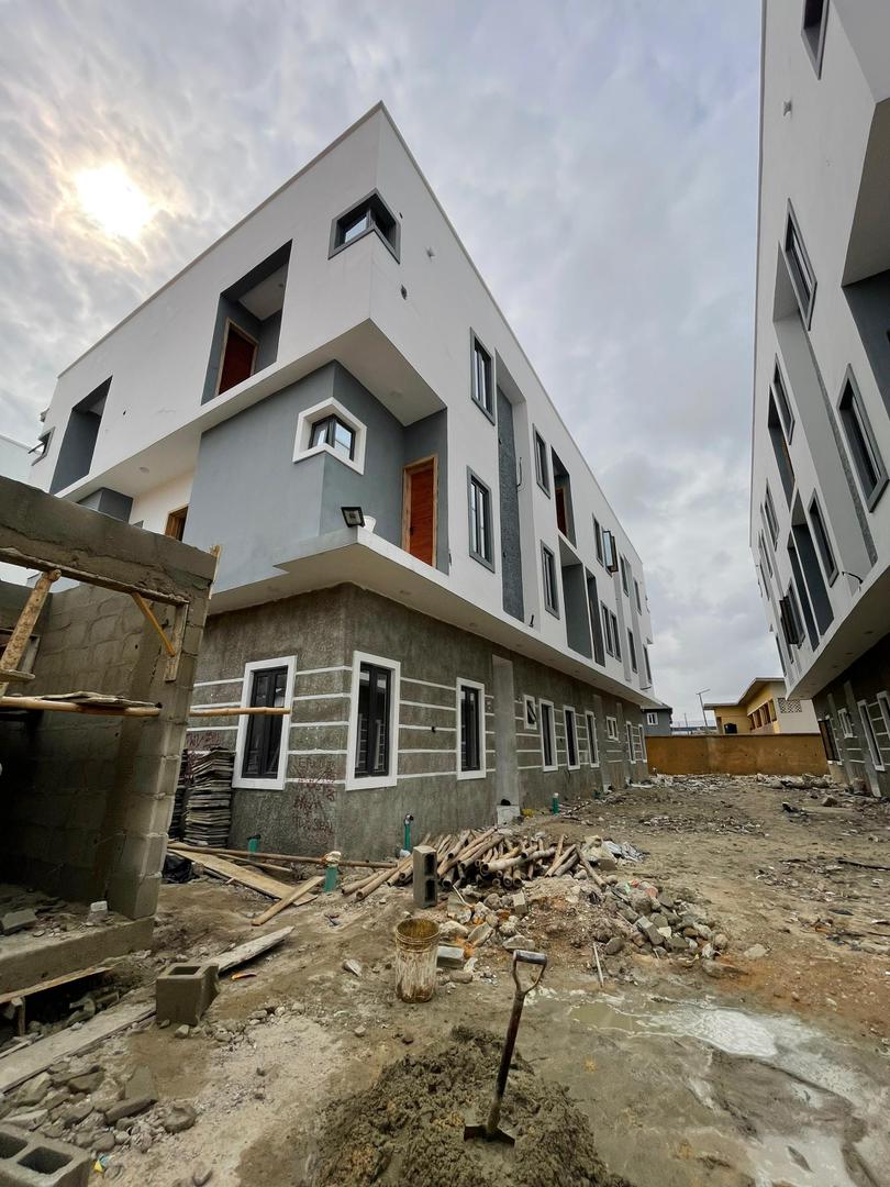 EXQUISITE 4 BEDROOM TERRACED DUPLEX