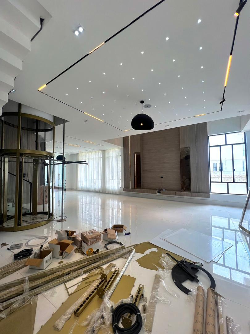 LUXURY 6-BEDROOM HOUSE