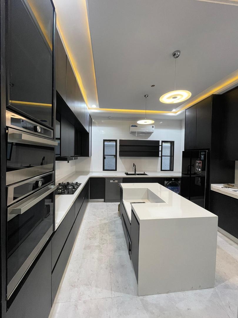 LUXURY 5-BEDROOM FULLY DETACHED DUPLEX