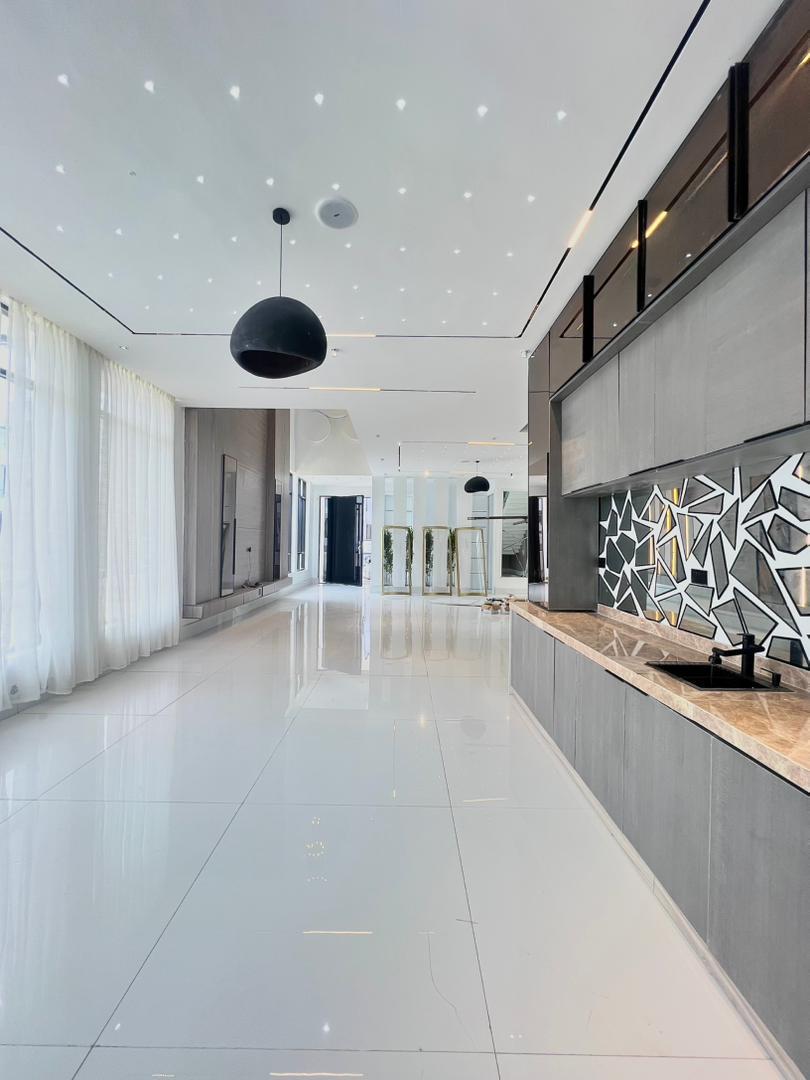 LUXURY 6-BEDROOM HOUSE