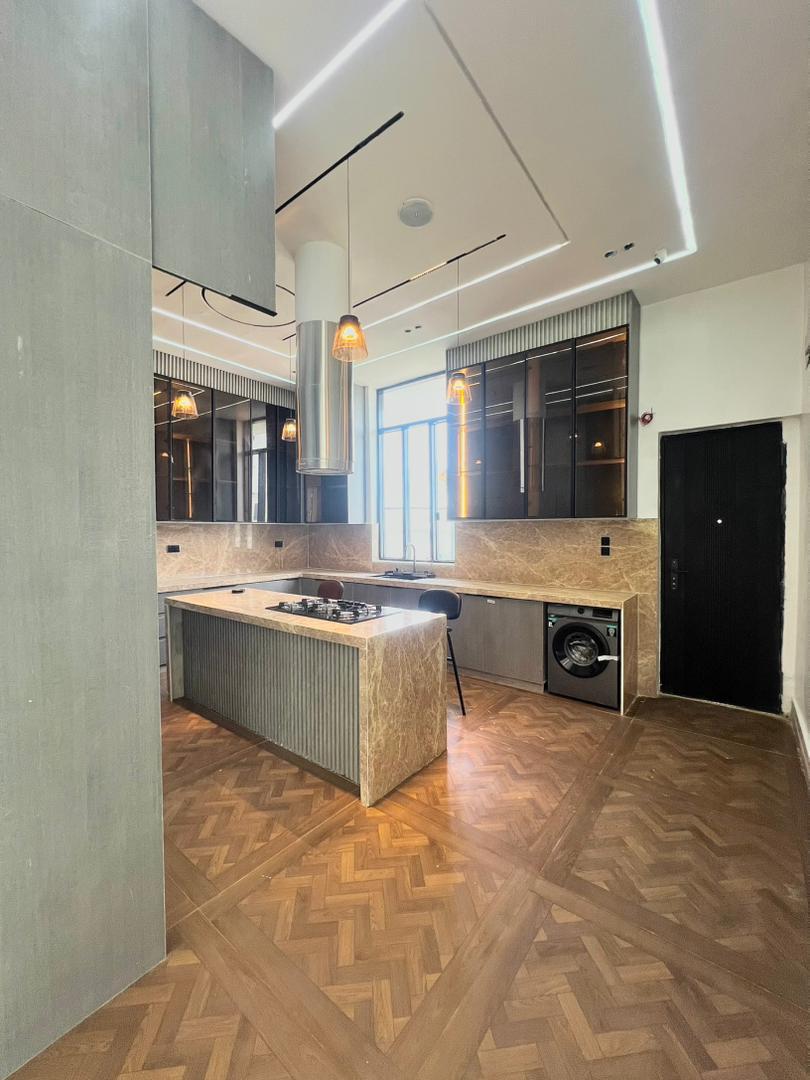 LUXURY 6-BEDROOM HOUSE