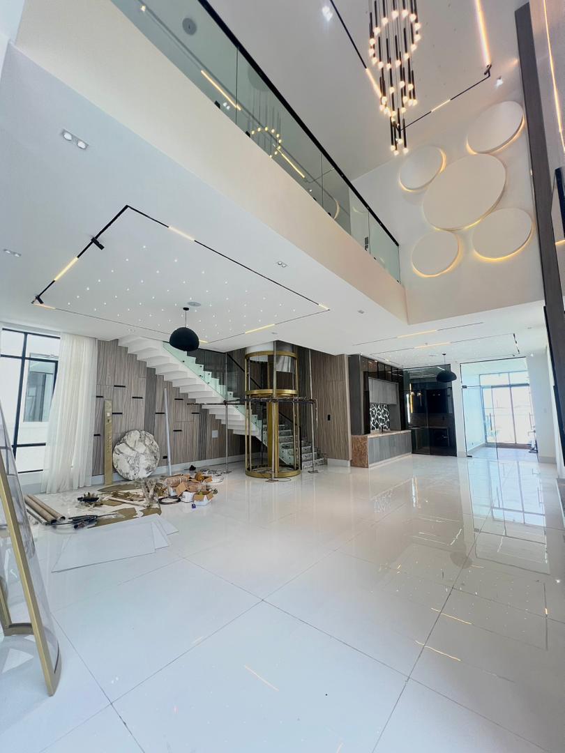 LUXURY 6-BEDROOM HOUSE