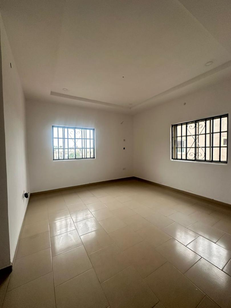 DISTRESS DEAL: SPACIOUS 3-BEDROOM APARTMENT