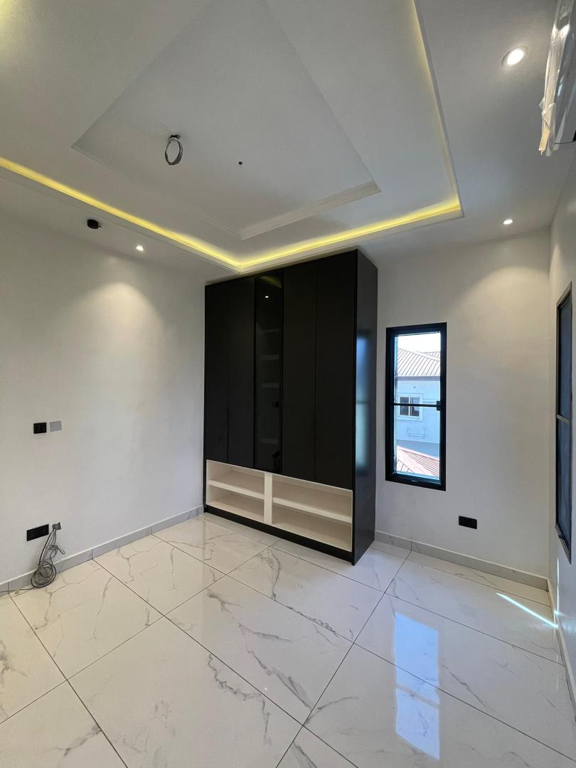 LUXURY 5-BEDROOM FULLY DETACHED DUPLEX