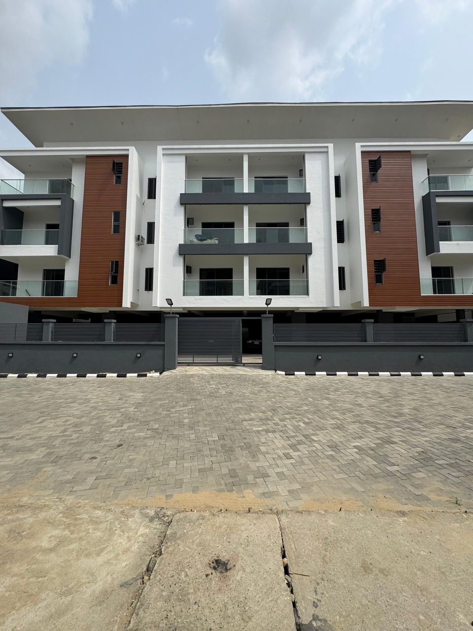 3 BEDROOM APARTMENT UP FOR GRABS