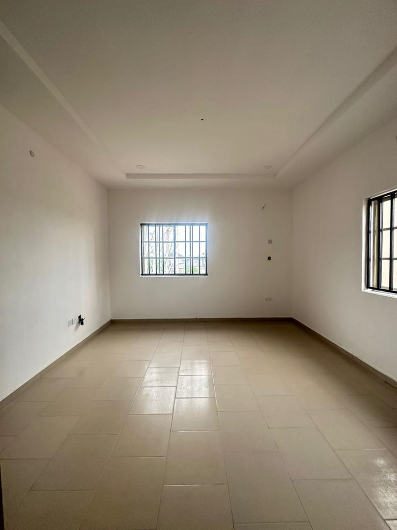 DISTRESS DEAL: SPACIOUS 3-BEDROOM APARTMENT