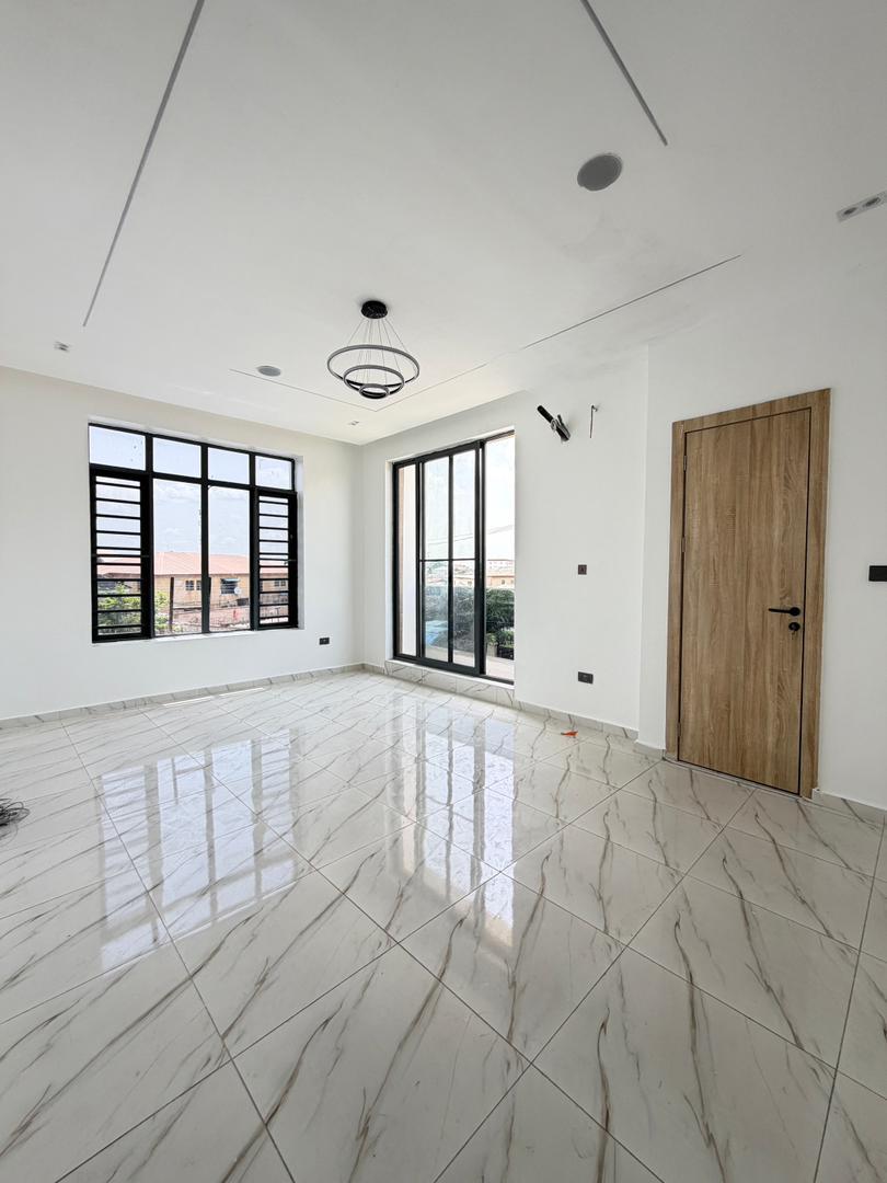 LUXURY 2 BEDROOM APARTMENT UP FOR GRABS