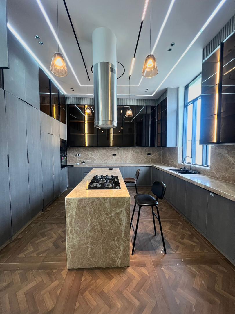 LUXURY 6-BEDROOM HOUSE