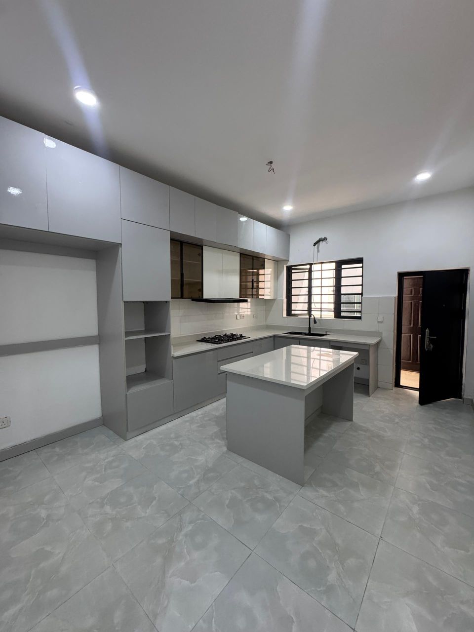 3 BEDROOM APARTMENT UP FOR GRABS