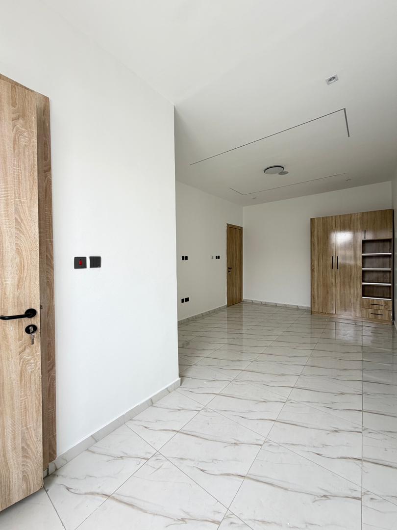 LUXURY 2 BEDROOM APARTMENT UP FOR GRABS