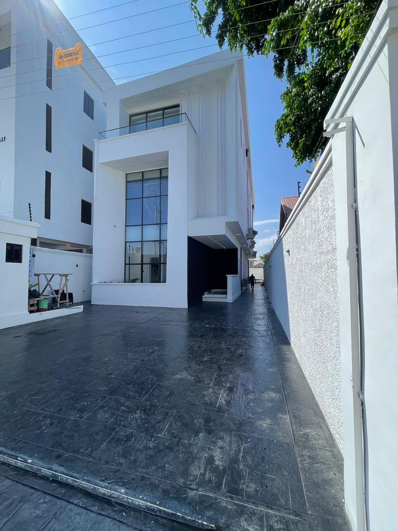 LUXURY 5-BEDROOM FULLY DETACHED DUPLEX