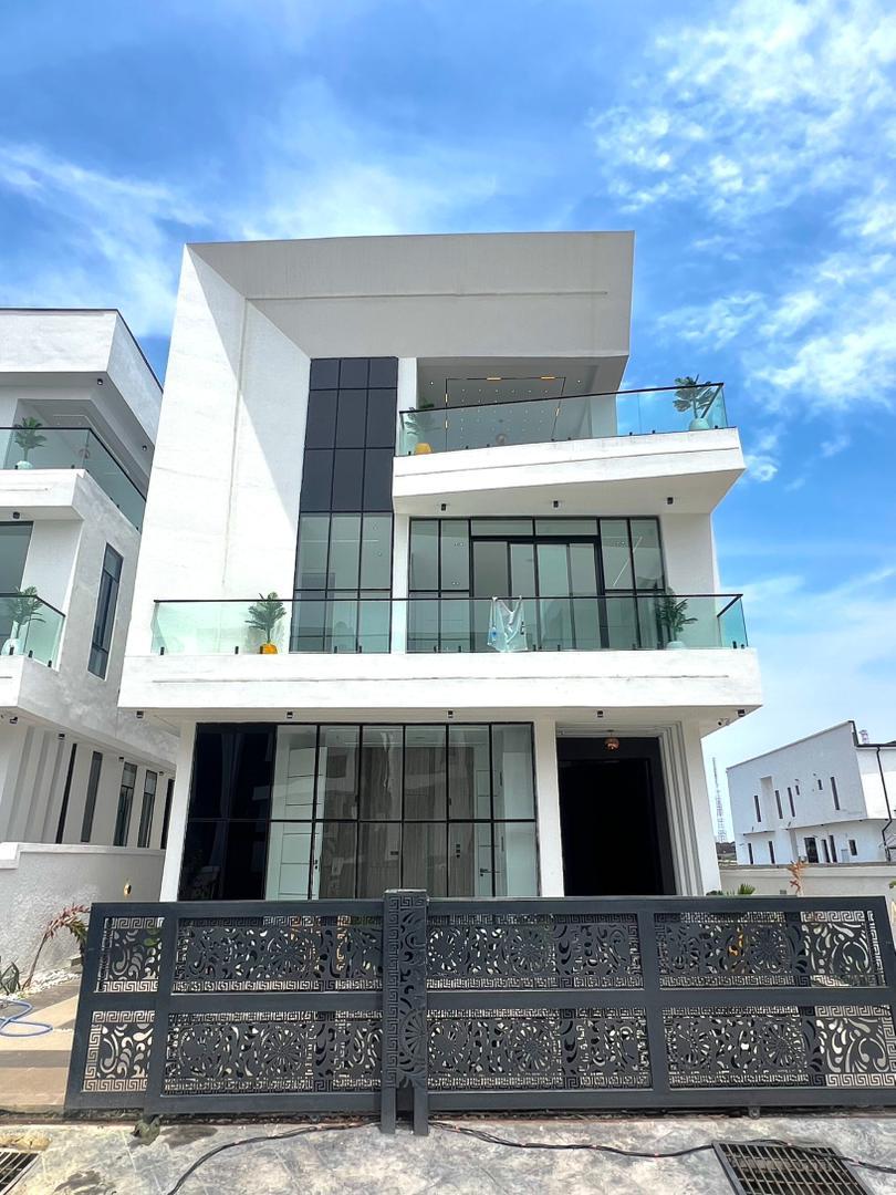 LUXURY 6-BEDROOM HOUSE