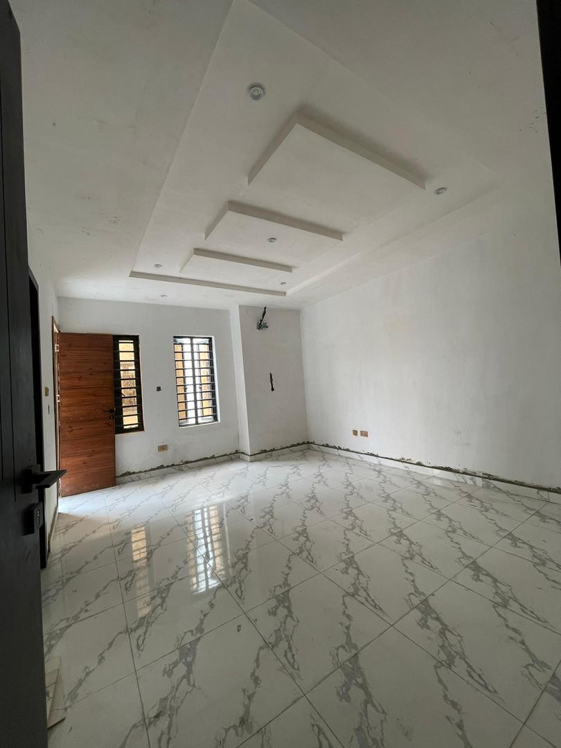 EXQUISITE 4 BEDROOM TERRACED DUPLEX